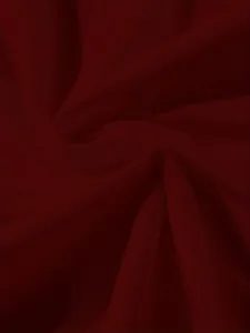 Détail de la texture du tissu rouge foncé respirant pour ensemble de sport homme