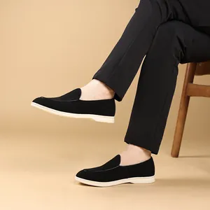 Zijaanzicht van comfortabele zwarte slip-on herenloafers met witte zachte zolen