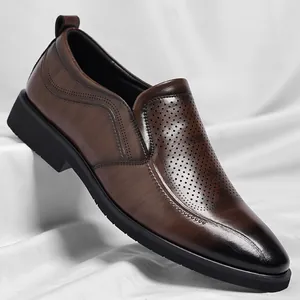 Elegante braune Herren-Lederhalbschuhe mit Lochmuster, spitzer Zehenpartie und Atmungsaktivität