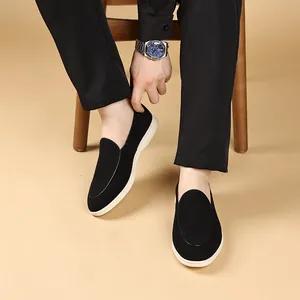 Gedetailleerd beeld van stijlvolle zwarte herenloafers met flexibele witte zolen