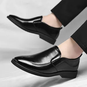 Schwarze Herren-Anzugschuhe aus Leder mit Lochmuster, spitz zulaufend und atmungsaktiv.
