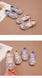 Vue détaillée de chaussures de princesse pour filles avec strass, perles et cristaux brillants