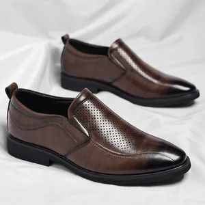 Atmungsaktive Herrenlederschuhe mit braunem Farbverlauf und Lochmuster für Business