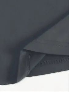Détail macro du tissu de sport gris foncé respirant avec ourlet à double surpiqûre