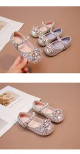 Gros plan détaillé des chaussures de princesse pailletées pour filles avec strass