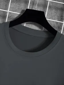 Gros plan du col rond résistant d'un t-shirt de sport respirant pour hommes gris foncé