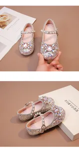 Vue détaillée des chaussures Mary Jane pailletées argent avec fleur en strass rose.