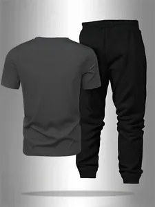 Vue arrière d'un ensemble de sport deux pièces pour hommes : t-shirt gris et jogging noir