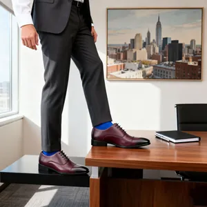 Gros plan sur des chaussures de ville en cuir bordeaux dans un bureau professionnel