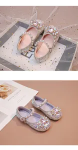 Détail de chaussures de princesse pour fille avec strass irisés et brides en perles élégantes