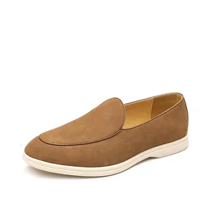 Klassieke bruine suède herenloafers met een zeer comfortabele witte zachte zool