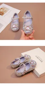 Détail de chaussures Mary Jane pailletées pour fille avec bride perle et fleur strass