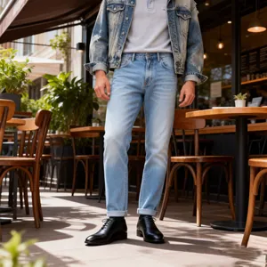 Chaussures en cuir noir élégantes pour hommes avec un petit bout carré en plein air.