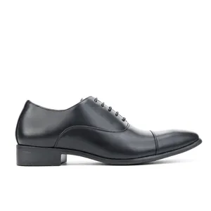 Profil de vue latérale de chaussures richelieu classiques en cuir noir pour hommes d'affaires