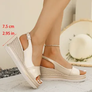 Vista dettagliata di sandali con zeppa beige e indicazione del tacco da 7,5 cm.
