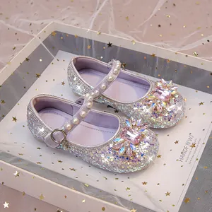 Chaussures de princesse pailletées violettes pour filles avec fleurs en strass et perles.