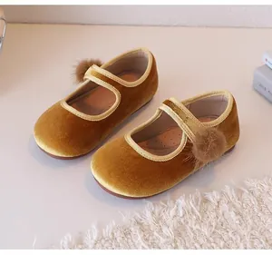 Gele fluwelen Mary Jane schoenen voor meisjes met decoratieve pompons voor de lente