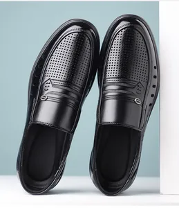 Vue détaillée de mocassins business en cuir noir perforé pour hommes pour l'été