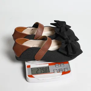 Primer plano de bailarinas negras con lazo pesadas en báscula digital con 279,8g