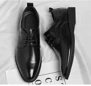 Gros plan du motif perforé respirant sur ces chaussures de ville en cuir noir élégantes.