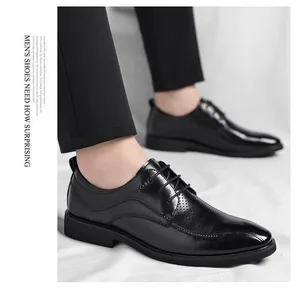 Gros plan de chaussures de ville respirantes pour hommes en cuir perforé noir.