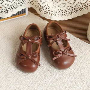 Classic brown British style girls' princess shoes featuring double bow accents for spring