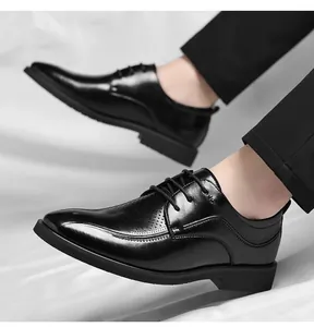 Gros plan de chaussures de ville respirantes en cuir noir pour hommes portées par un modèle