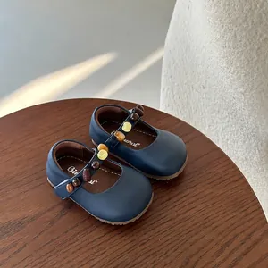Detail van marineblauwe leren Mary Janes voor kinderen met kralen
