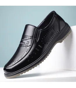 Vue détaillée du cuir perforé sur une chaussure de ville noire sans lacets pour homme