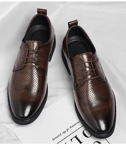 Vue détaillée de dessus de chaussures de ville en cuir marron perforé et respirant pour hommes