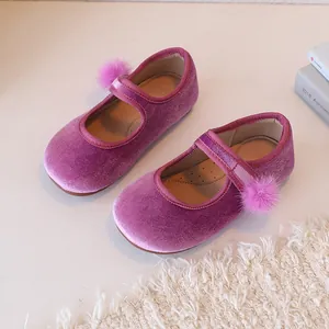 Elegante paarse fluwelen Mary Jane-schoenen voor meisjes met bontpompons