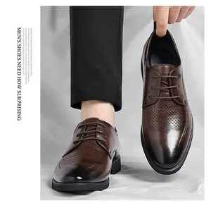 Détails des chaussures de ville en cuir marron perforé pour un style d'affaires d'été respirant