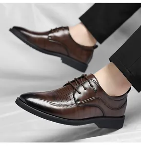 Détail de chaussures de ville en cuir marron ajouré pour homme, style très respirant