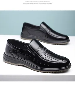 Vue détaillée des mocassins en cuir noir ajouré pour homme avec design d'été perforé