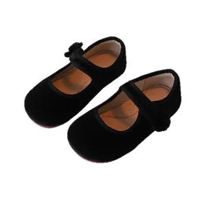 Klassieke zwarte fluwelen Mary Jane schoenen voor meisjes met decoratief pompon detail