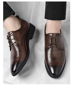 Détail macro de chaussures de ville en cuir marron perforé et respirant pour homme.