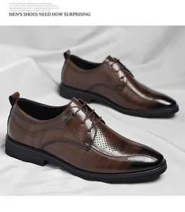 Vue détaillée de chaussures de ville en cuir marron perforé et respirant pour hommes