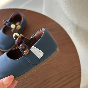 Detailopname van donkerblauwe prinsessenschoenen voor peuters met kralenbandje