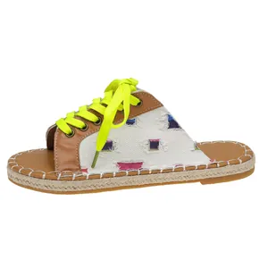 Detailansicht Damen Leinwand Espadrille Sandalen mit leuchtend neongelben Schnürsenkeln.