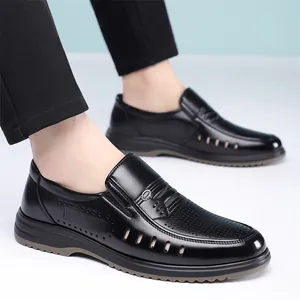 Mocassins en cuir noir perforé pour hommes, design respirant et sans lacets