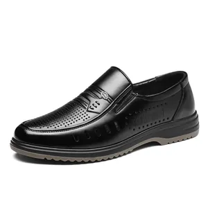 Mocassins de bureau en cuir noir ajouré respirant pour hommes avec design slip-on