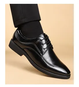 Gros plan sur des chaussures de ville noires pour hommes avec détails perforés élégants