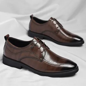Chaussures derby classiques en cuir marron avec perforations laser respirantes