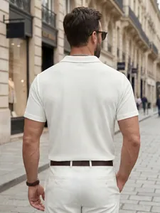 Vue arrière détaillée d'un polo à manches courtes en maille gaufrée blanc pour homme