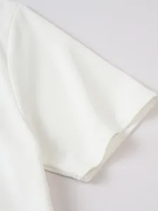 Détail du tissu en maille gaufrée blanche sur polo à manches courtes homme