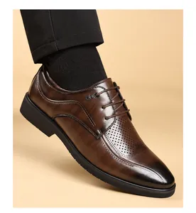 Gros plan détaillé de chaussures de ville en cuir marron pour hommes avec perforations.