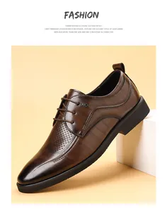 Gros plan sur des chaussures de ville en cuir marron avec un élégant détail brogue