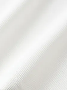 Gros plan détaillé du tissu gaufré blanc de haute qualité pour polo homme à manches courtes