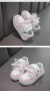 Vue détaillée des baskets décontractées rose et blanc pour filles avec nœud en dentelle.