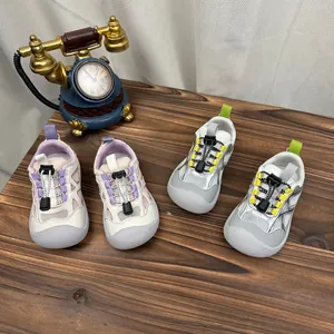 Zwei Paar atmungsaktive Mesh-Sneaker für Kinder mit weichen Gummisohlen und Schnellverschluss
